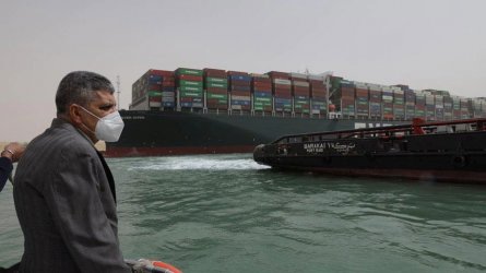 Тревога от пиратски заплахи заради блокирането на Суецкия канал
