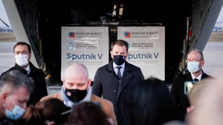 Премиерът на Словакия Игор Матович посрещна на летището руската ваксина "Спутник". Сн. Фейсбук