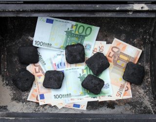 "Райфайзенбанк" спира да кредитира бизнеси с над 25% въглищни приходи
