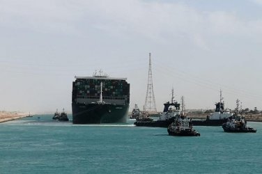 Трафикът в Суецкия канал се възобновява