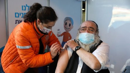 Израел е поставил по две дози ваксина на повече от половината от населението си