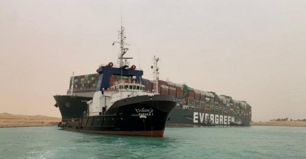 Голям товарен кораб се е завъртял странично в Суецкия канал