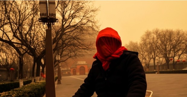 Китайската столица Пекин беше покрита с плътен кафяв прах донесен