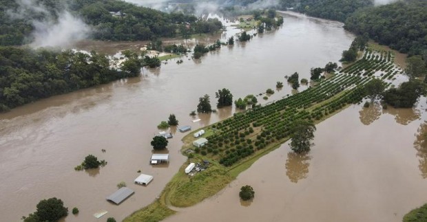 Австралийските власти издадоха днес нови предупреждения за наводнения и заповеди