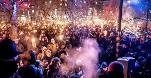 Стотици хора повечето младежи протестираха в центъра на Копенхаген против