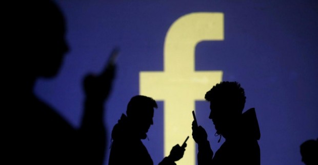 Компанията Фейсбук който е критикуван от американски конгресмени и учени