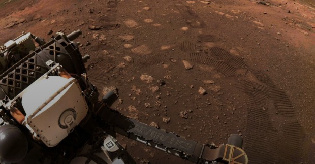Роувърът Пърсивиърънс направи първите си стъпки на Марс. Апаратът, изпратен