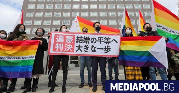 Съд в Япония постанови днес че непризнаването на еднополовите бракове