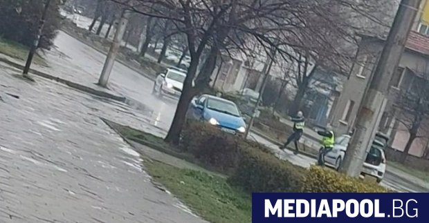 Дрогиран шофьор вдигна на крак полицията в Казанлък в неделя