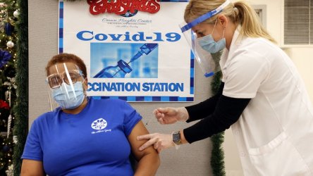 Американските работодатели насърчават за ваксинация чрез бонуси и отпуски