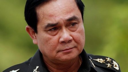 Премиерът на Тайланд напръска с дезифектант журналисти заради неудобен въпрос