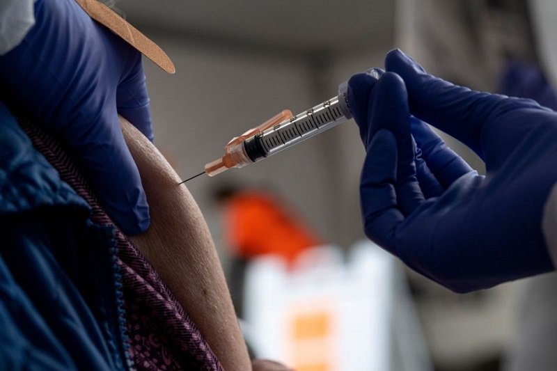 Учени смятат, че тромбите след ваксинация са в резултат на имунния отговор