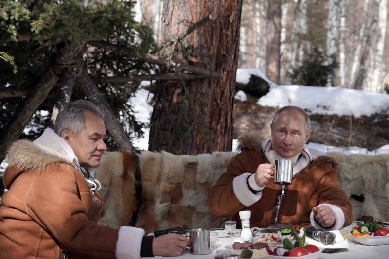 Путин (дясно) в тайгата