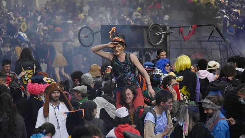 Хиляди участваха в карнавал в Марсилия, пренебрегвайки мерките срещу Covid-19
