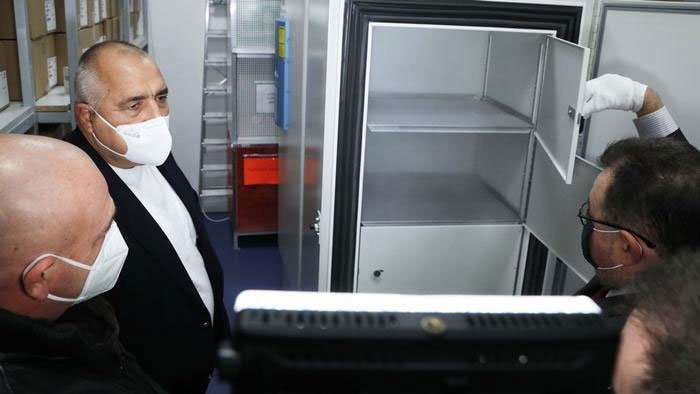 Премиерът Бойко Борисов позира до фризер за съхранение на иРНК ваксини при -70 градуса