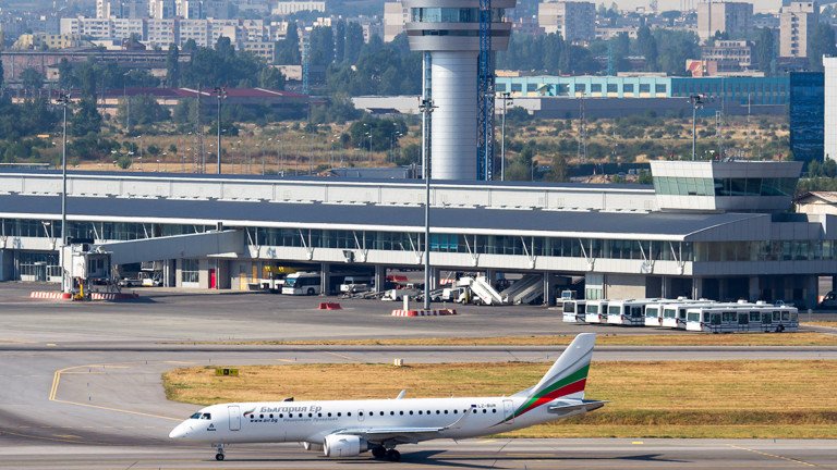 Концесионерът на летище София обмисля съд заради нападките срещу него
