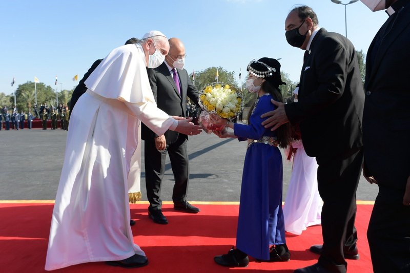 Иракският президент Бархам Салих посреща папа Франциск