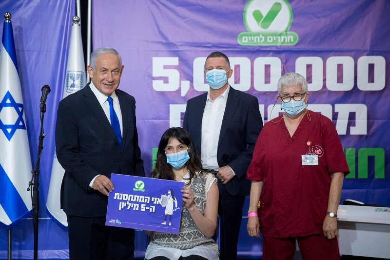Бенямин Нетаняху (ляво) присъства на имунизацията в понеделник