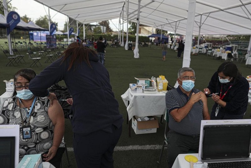 Как Чили се превърна във ваксинационния шампион на Латинска Америка