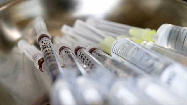 С ваксини епидемията в България ще свърши декември, а без – в средата на 2022 г.