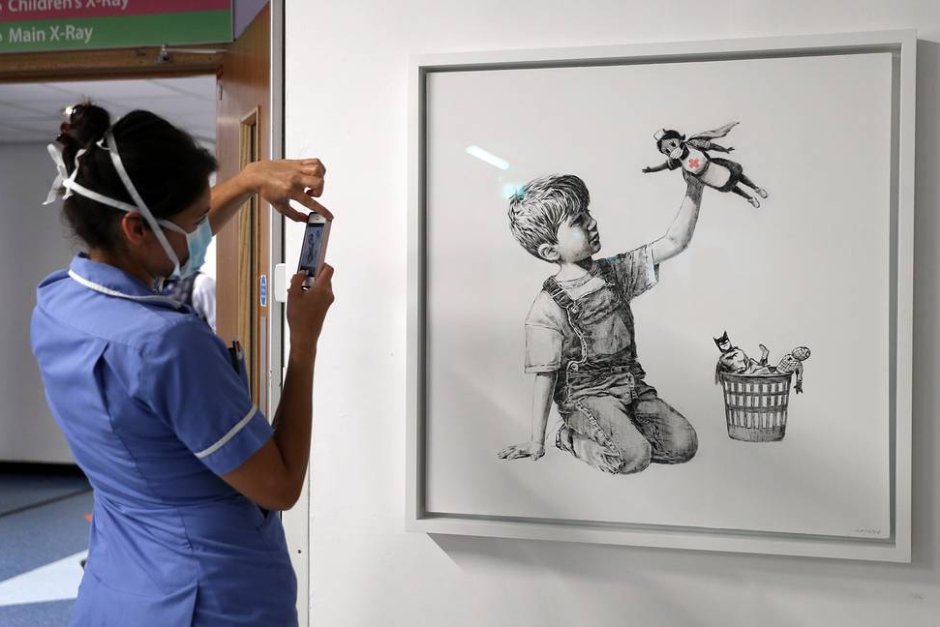 Картината на Банкси с медсестрата супергерой продадена благотворително за 23 млн. долара