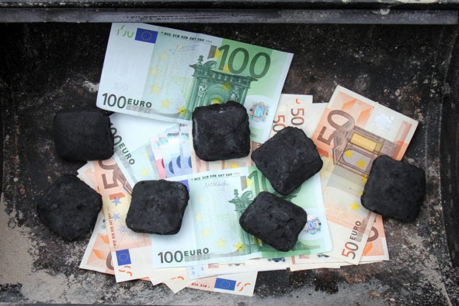 "Райфайзенбанк" спира да кредитира бизнеси с над 25% въглищни приходи