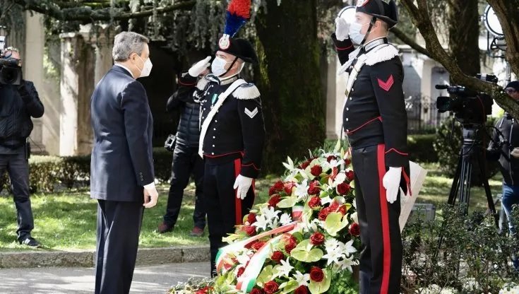 Италианският премиер Марио Драги поднася венец на гробището в Бергамо