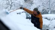 Преспи по 2 метра, затворени пътища и изчезнал скиор след обилния снеговалеж