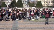 Стотици протестираха в Русе срещу затварянето на танцовите школи