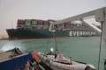 Може да се наложи разтоварване на заседналия в Суецкия канал контейнеровоз