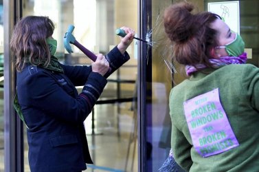 Екоактивисти изпочупиха прозорци на банка "Барклис" в Лондон