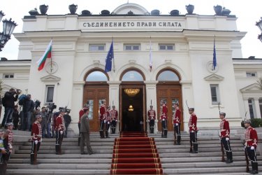 Новият парламент се събира на 15 април в старата сграда