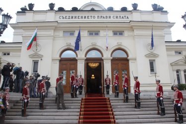 Новият парламент се събира на 15 април в старата сграда