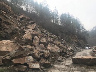 Заради скална маса е ограничено движението по пътя София - Самоков
