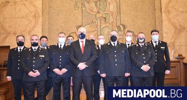 Главният прокурор Иван Гешев показно награди десетки шефове на служби