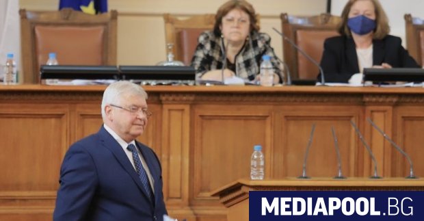 Депутатите от ГЕРБ осуетиха с крясъци изслушването на финансовия министър