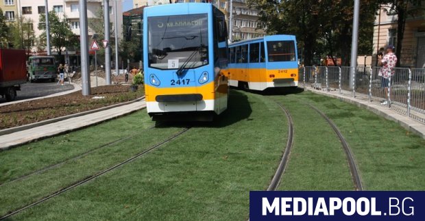 Трамвай №5 който се движи по едно от най натоварените трасета