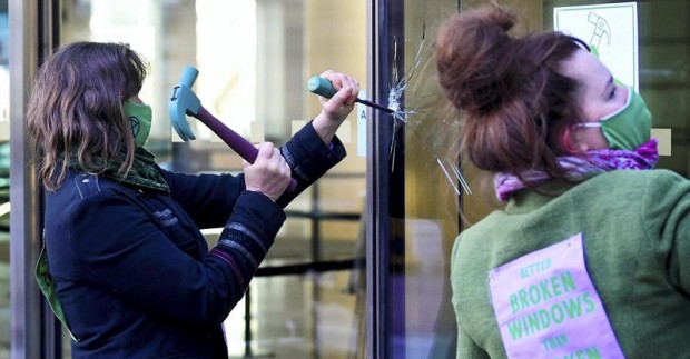 Британската полиция задържа днес неколцина природозащитници след като по време