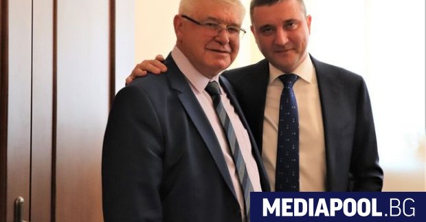 Докато общественото внимание е приковано към драматургичните събития в новия