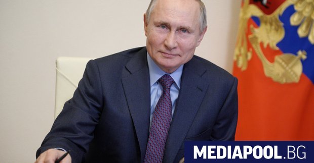 Руският президент Владимир Путин гледа германска телевизия за да поддържа