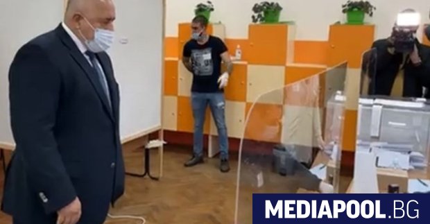 Премиерът Бойко Борисов гласува първи от политическите лидери час