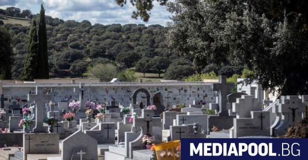 Пoгребални работници протестираха срещу значително натрупване на ковчези на гробищата