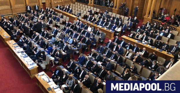 Управлявалата досега партия ГЕРБ остана изолирана в новоизбрания парламент където