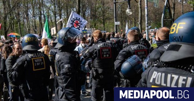 Берлинската полиция използва днес сълзотворен газ срещу голям протест на