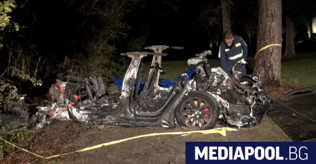 Двама мъже са загинали след катастрофа на автомобил на Тесла