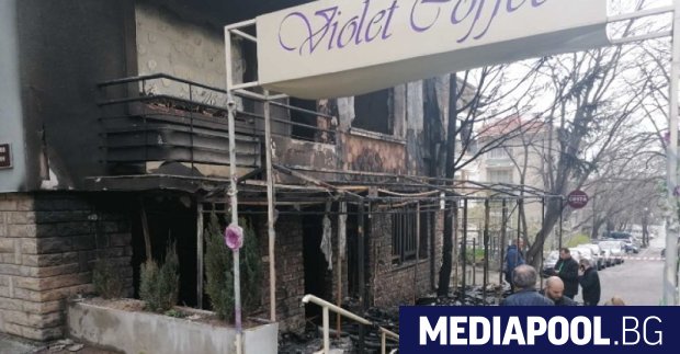 Пожар унищожи кафене и няколко апартамента в триетажна кооперация в