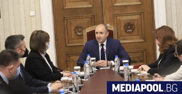 Започнаха консултациите на президента Румен Радев с представители на БСП.