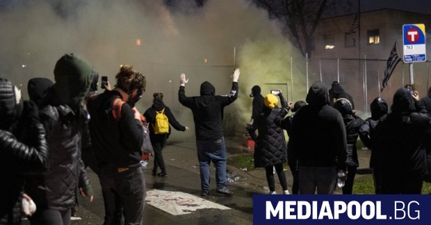 Около 60 души бяха арестувани през третата поредна нощ на