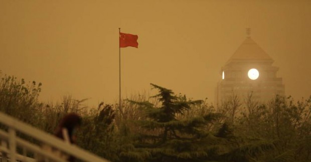 Небето над Пекин пожълтя а замърсяването на въздуха скочи до