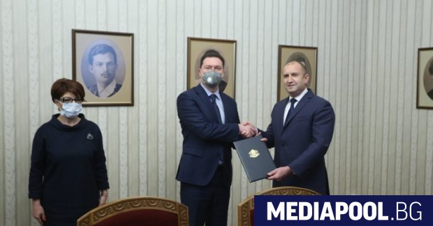 Президентът Румен Радев връчи първия мандат за съставяне на кабинет